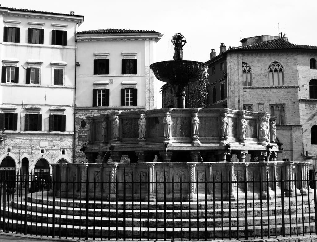 La Fontana Maggiore in Piazza IV Novembre, in bianco e nero