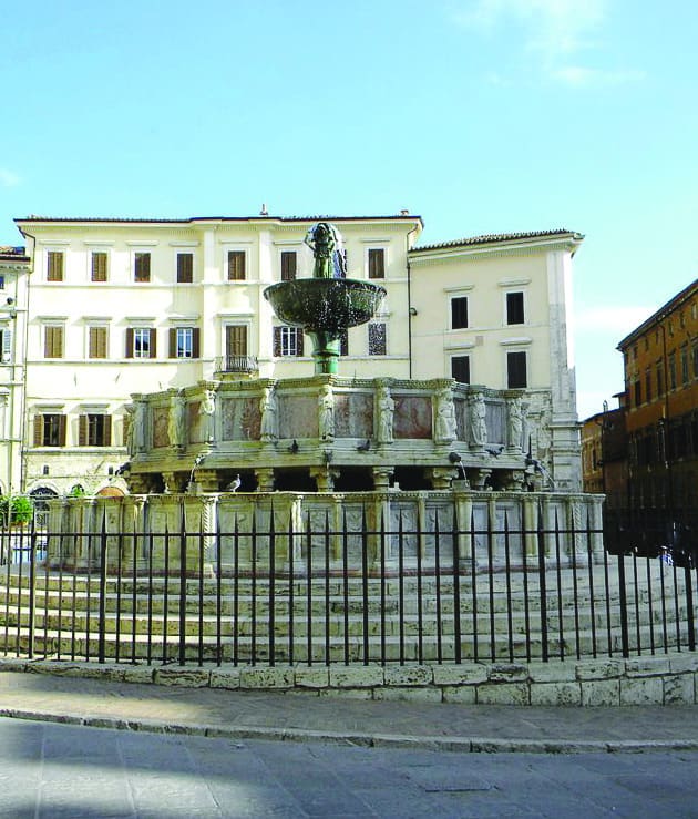 La Fontana Maggiore in una giornata di sole, con i palazzi di Piazza IV Novembre