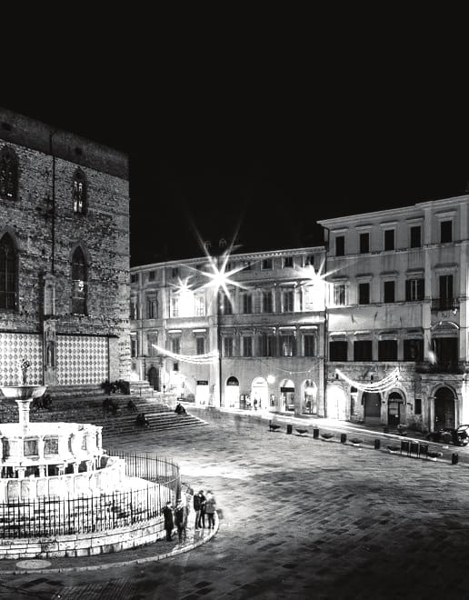 Piazza IV Novembre di notte, in bianco e nero