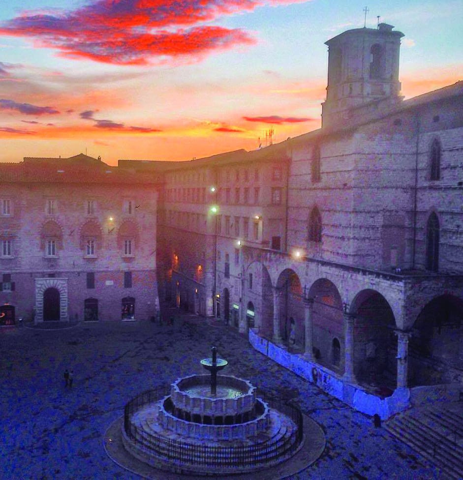 Piazza IV Novembre a Perugia al tramonto, con la Fontana Maggiore e la Cattedrale di San Lorenzo
